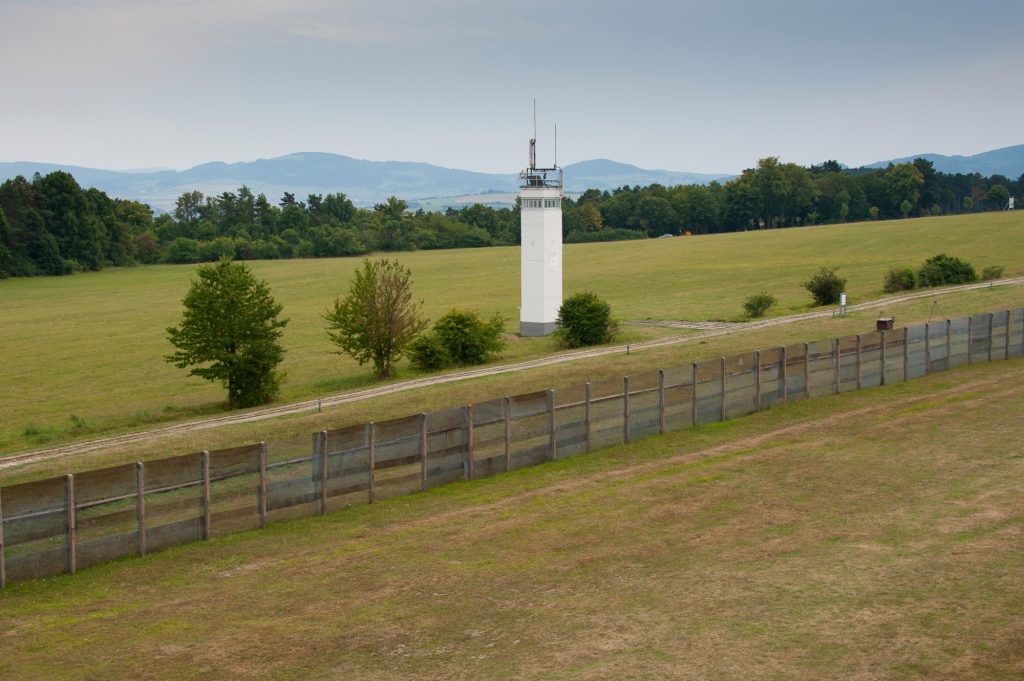 Die ehemalige Zonengrenze mit Wachtturm und Grenzzaun am Point Alpha,