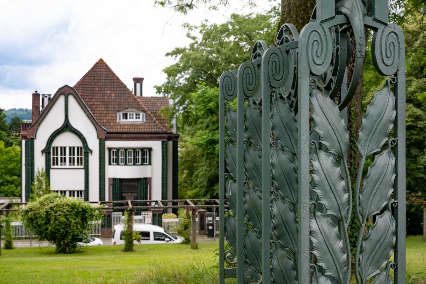 Haus Behrens 1901/vorne: Geländer des Gartenpavillon („Schwanentempel“) 1914, Mathildenhöhe Darmstadt, (c) Dr. Wolfgang Gerhardt