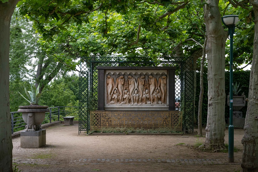 Relief „Schlaf“ im Platanengarten 1913/14, Mathildenhöhe Darmstadt, (c) Dr. Wolfgang Gerhardt