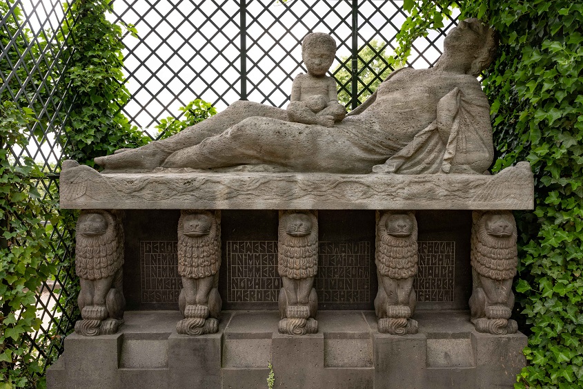 Skulptur „Sterbende Mutter mit Kind“ im Platanengarten 1913/1914, Mathildenhöhe Darmstadt, (c) Dr. Wolfgang Gerhardt