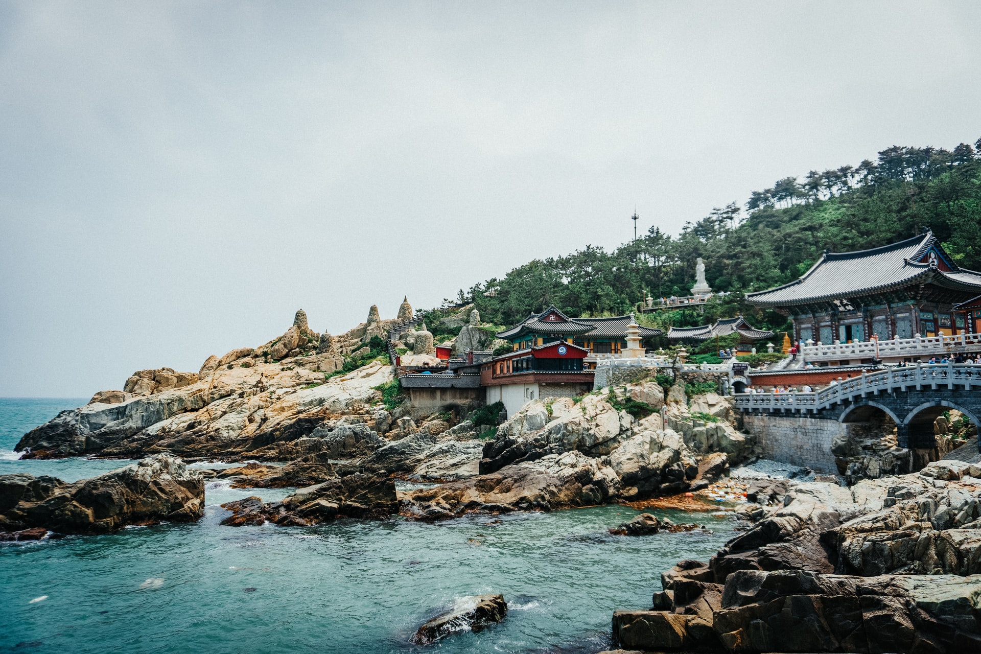 steinige Bucht mit BusansHaedong Yonggungsa Tempel