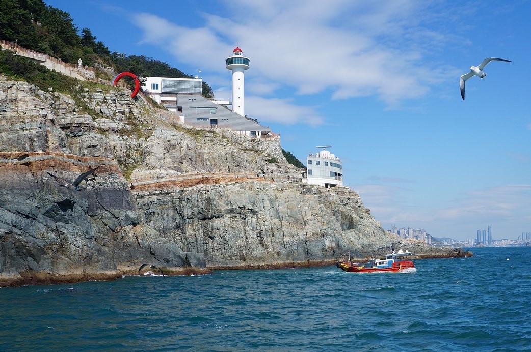 Blick auf die steile Küste des Taejongdae Parks und dessen Leuchtturm