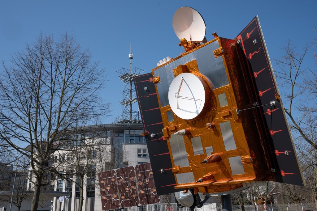 Satellit Copernicus Sentinel 6 vor dem EUMETSAT Campus in Darmstadt